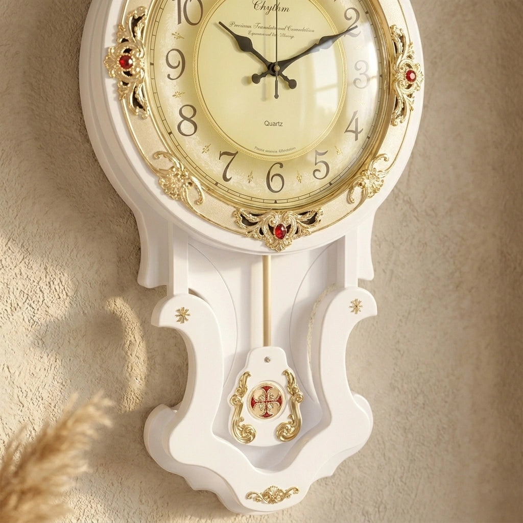Horloge pendule bois antique détail du cadran