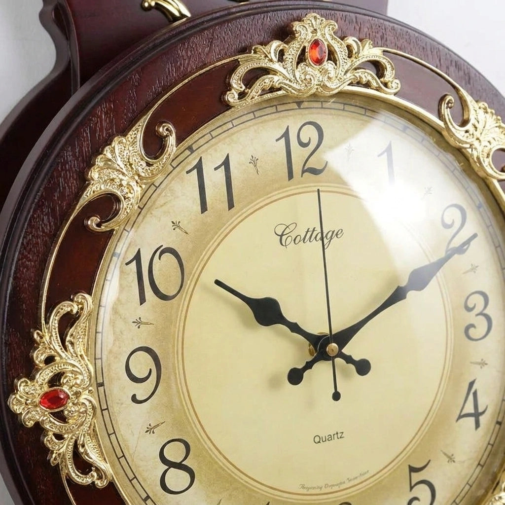 Horloge pendule bois antique détail des aiguilles