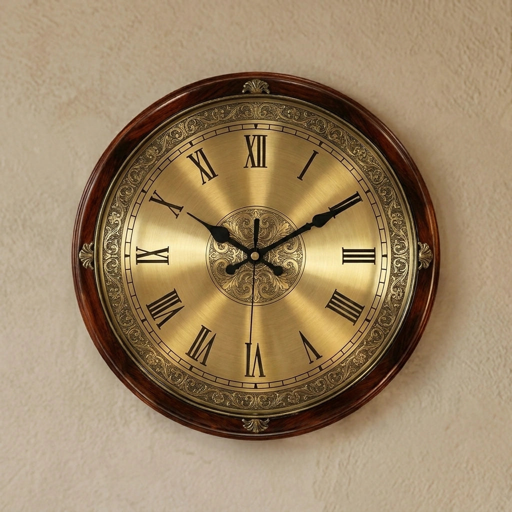 Horloge murale doree nordique vintage - detail cadran aiguilles dorees