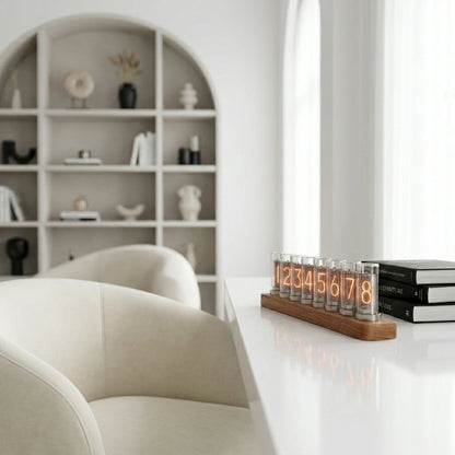 Horloge Nixie Tubes - mise en situation bureau avec livres