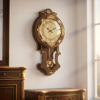 Horloge pendule bois antique mise en situation salon