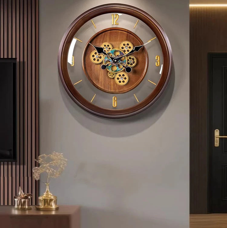 Horloge murale en bois de luxe avec engrenages mise en situation salon