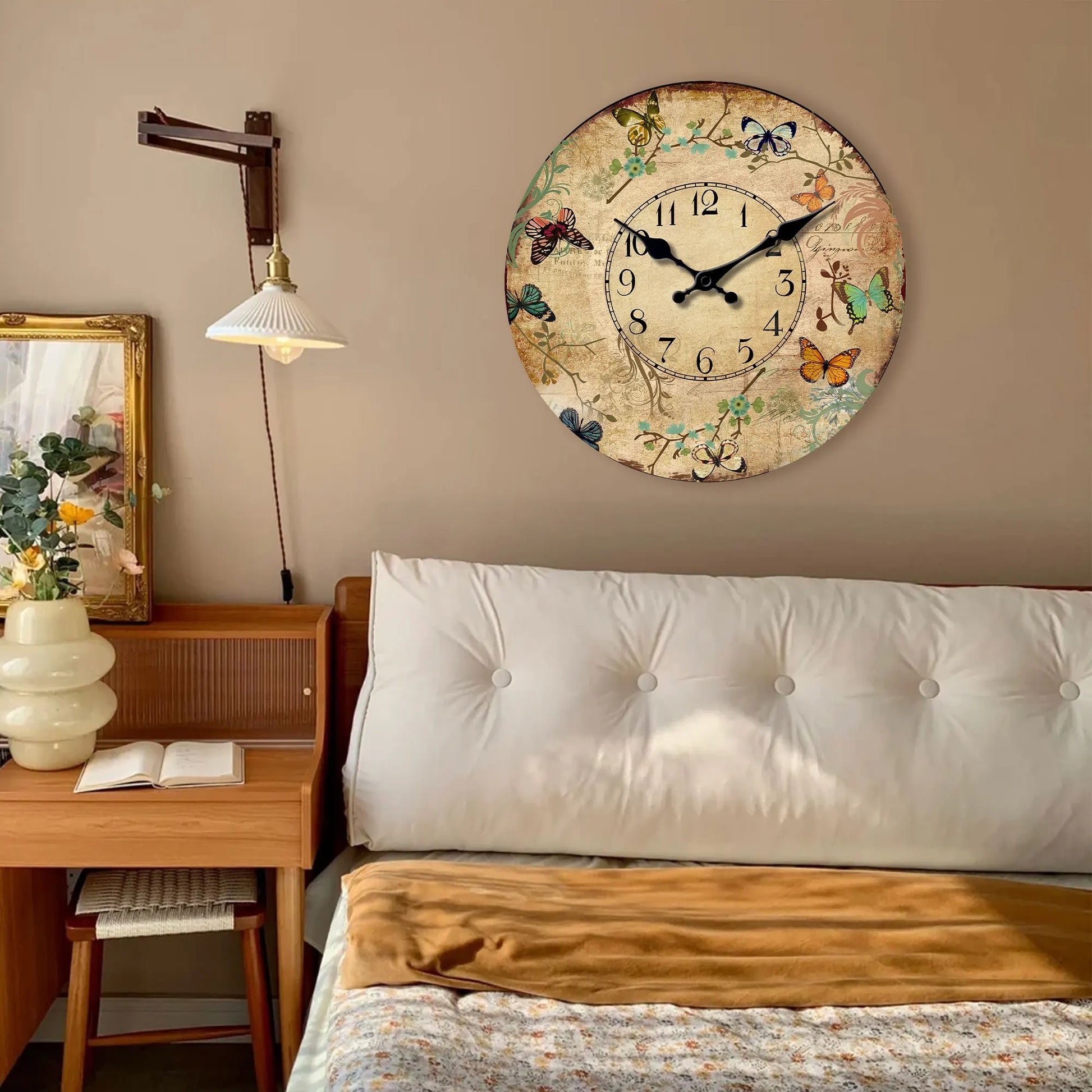 Horloge Murale Rétro en Bois  Fleurs et Papillons Colorés