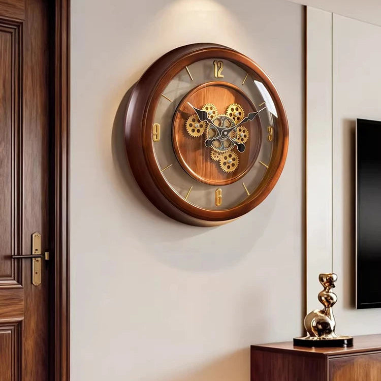 Horloge murale en bois de luxe avec engrenages vue en angle