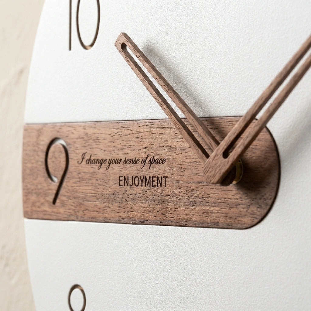 Horloge murale moderne bois creative - detail cadran et aiguilles