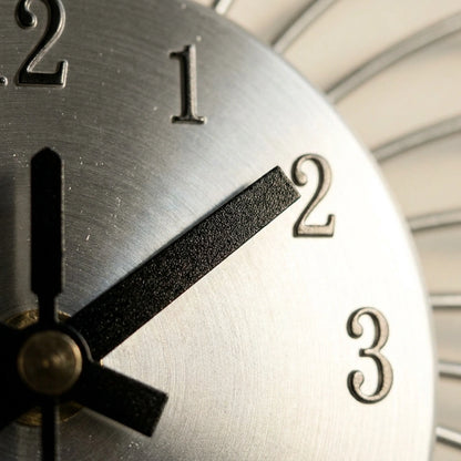 Horloge murale diamants - detail cadran et aiguilles dorees