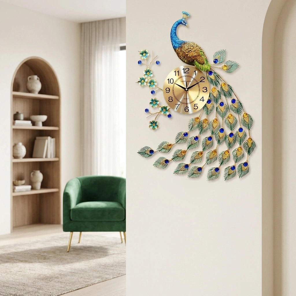 Grande horloge murale paon - vue sur mur creme decoratif