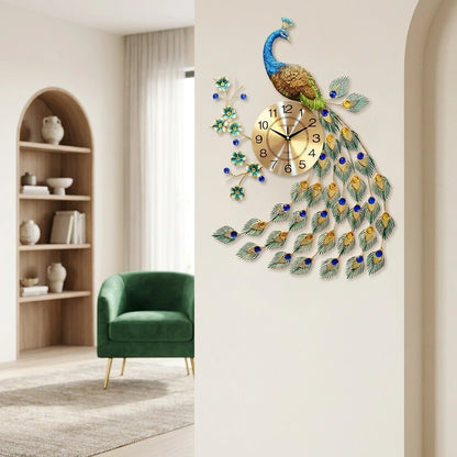 Grande horloge murale paon - vue sur mur creme decoratif