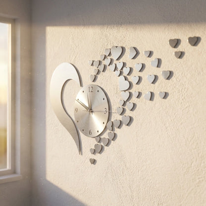 Horloge coeur acrylique miroir - vue sur mur blanc platre